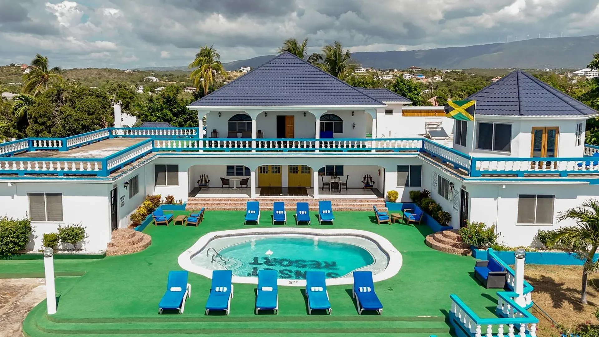 Beyond Sunset Resort & Villas Treasure Beach 4*,