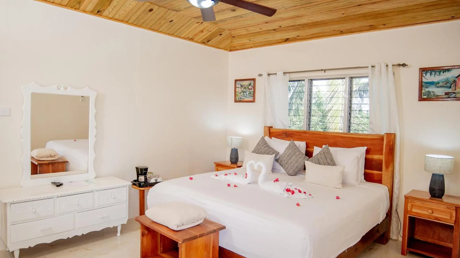 Beyond Sunset Resort & Villas Treasure Beach 4*,